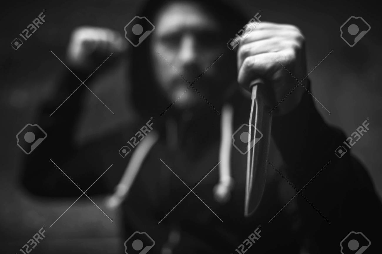 彼の犠牲者を刺すような暴力的な無意味なマニアック の写真素材 画像素材 Image