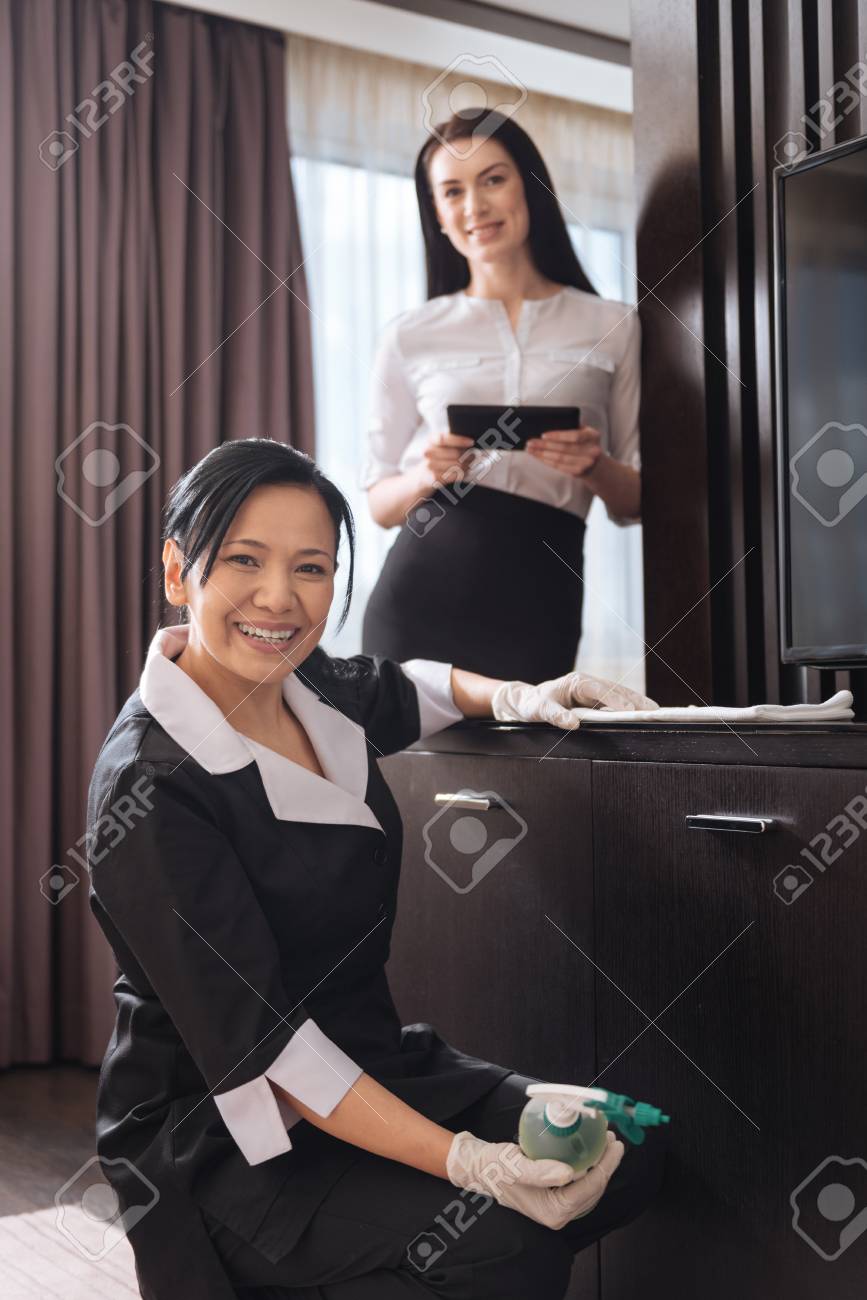 彼女の仕事を楽しむ陽気なハッピー ホテルのメイド の写真素材 画像素材 Image 7962