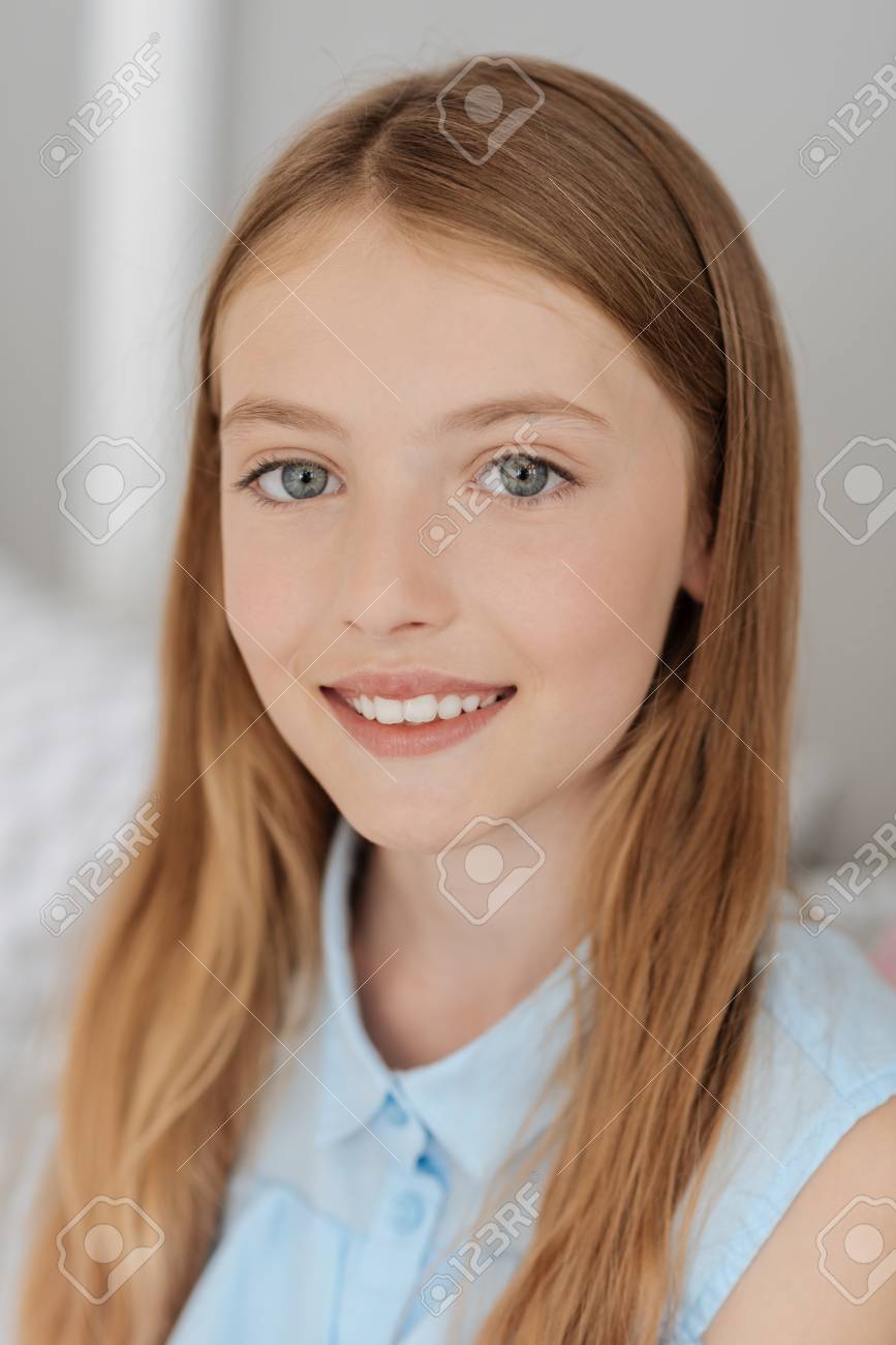 カメラの笑顔素敵な若い女性 の写真素材 画像素材 Image カメラの笑顔素敵な若い女性 の写真素材 画像素材 Image