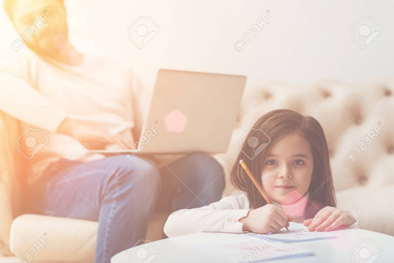 芸術を作るインスピレーション小さなお嬢様のカリスマ の写真素材 画像素材 Image