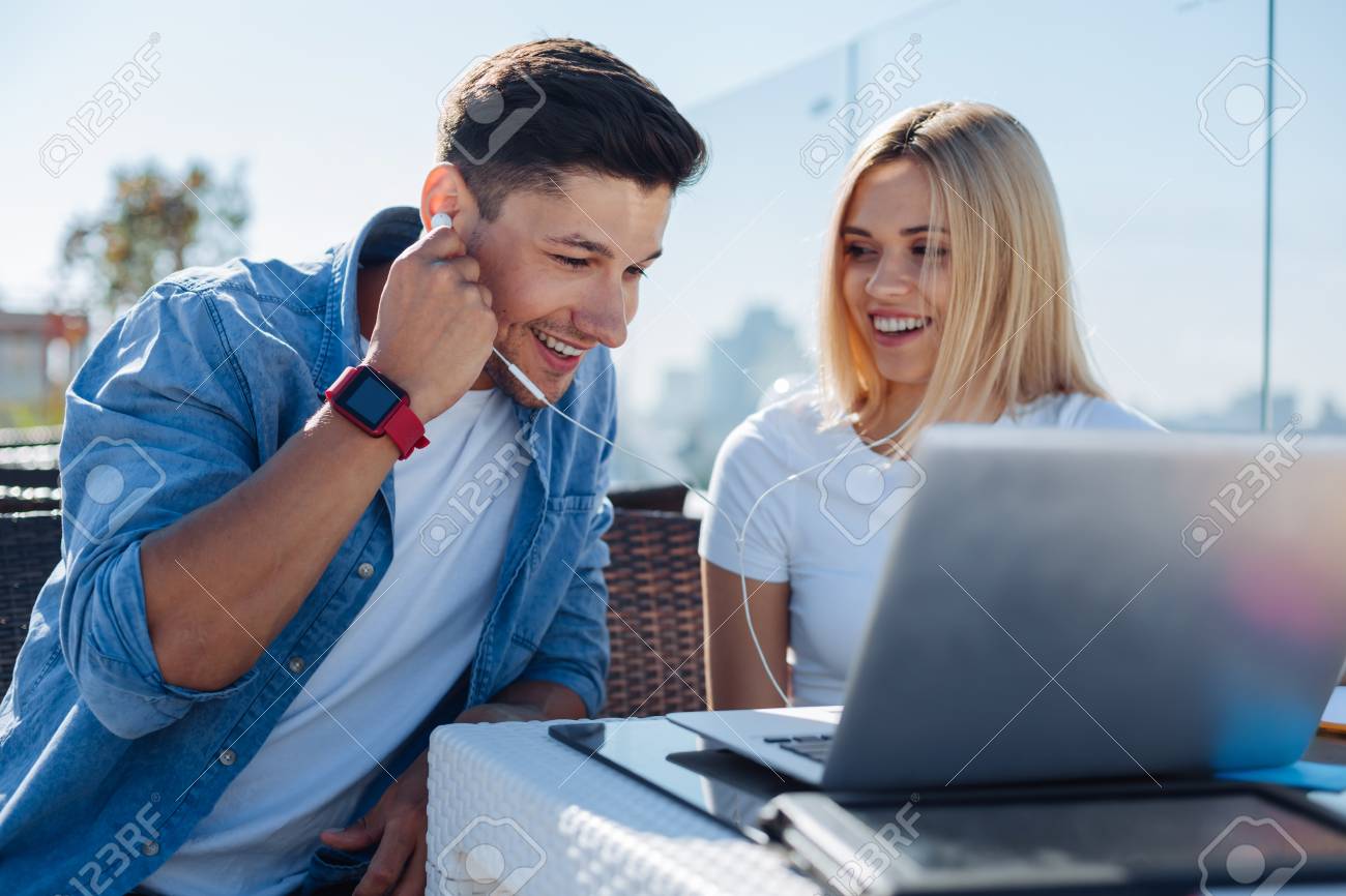 放射のカップルが一緒に音楽を聴く の写真素材 画像素材 Image