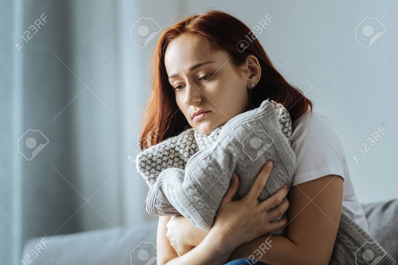 クッションを抱きしめ悲しい落ち込んでいる女性 の写真素材 画像素材 Image