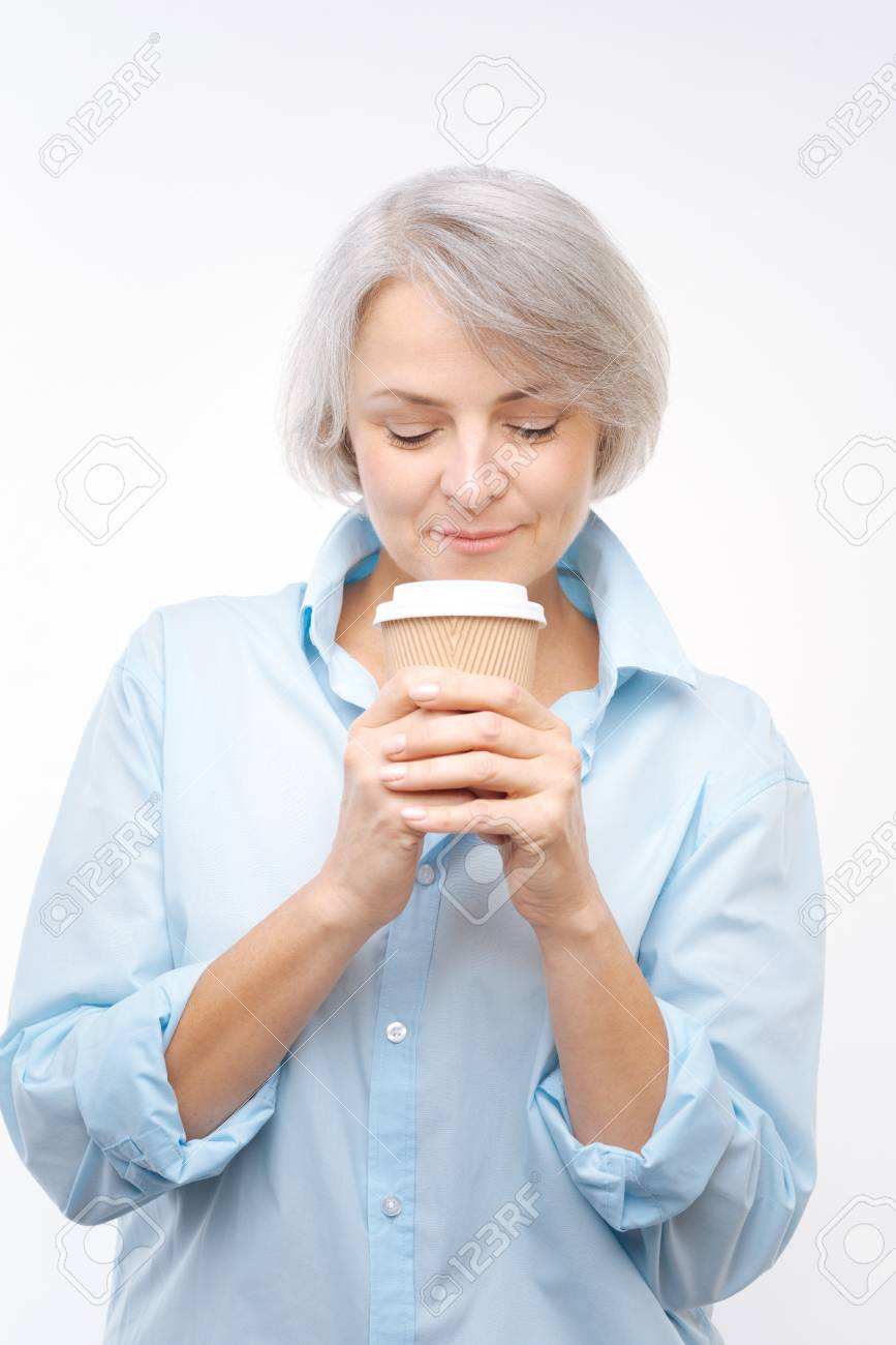 コーヒーの香りを楽しんでいる白髪の女性 の写真素材 画像素材 Image