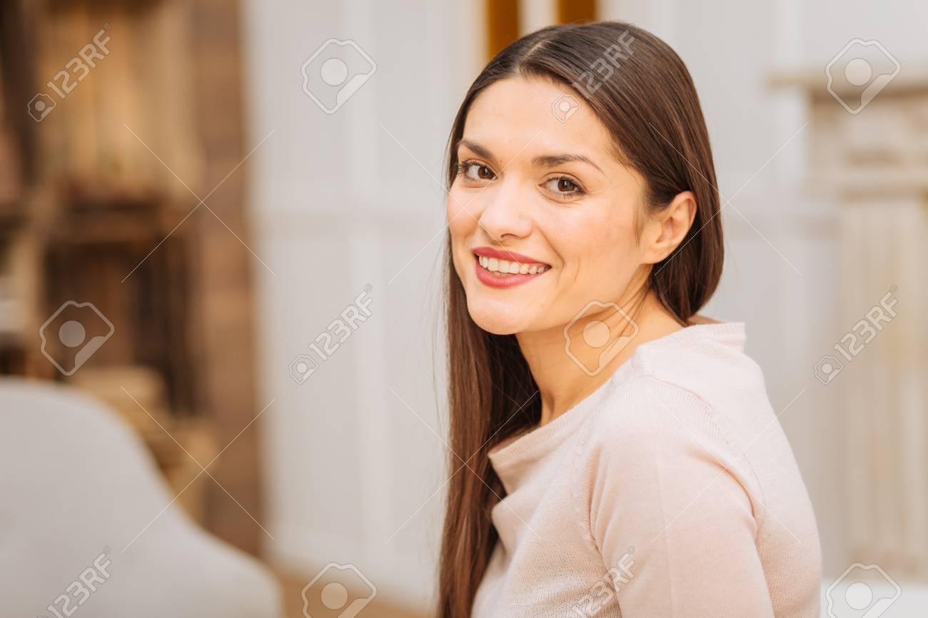 ナチュラルなポージング まっすぐな笑顔を見ながら誰かに耳を傾ける素敵な美しい活発な女性 の写真素材 画像素材 Image