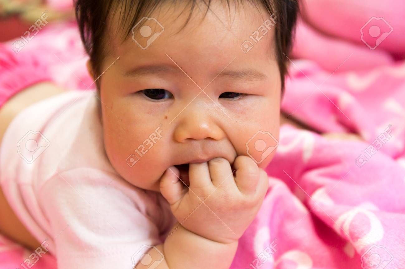 Siamcute 乳児赤ちゃん女の子の肖像画 赤ちゃんは 3ヶ月 の写真素材 画像素材 Image