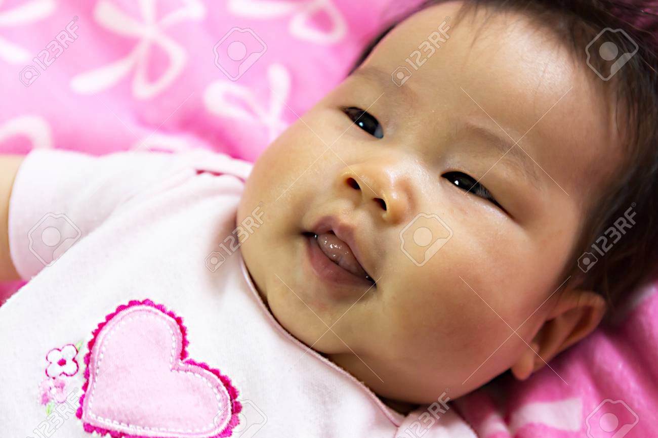 シアンのかわいい幼児赤ちゃん女の子の肖像画 赤ちゃんは 3ヶ月 の写真素材 画像素材 Image