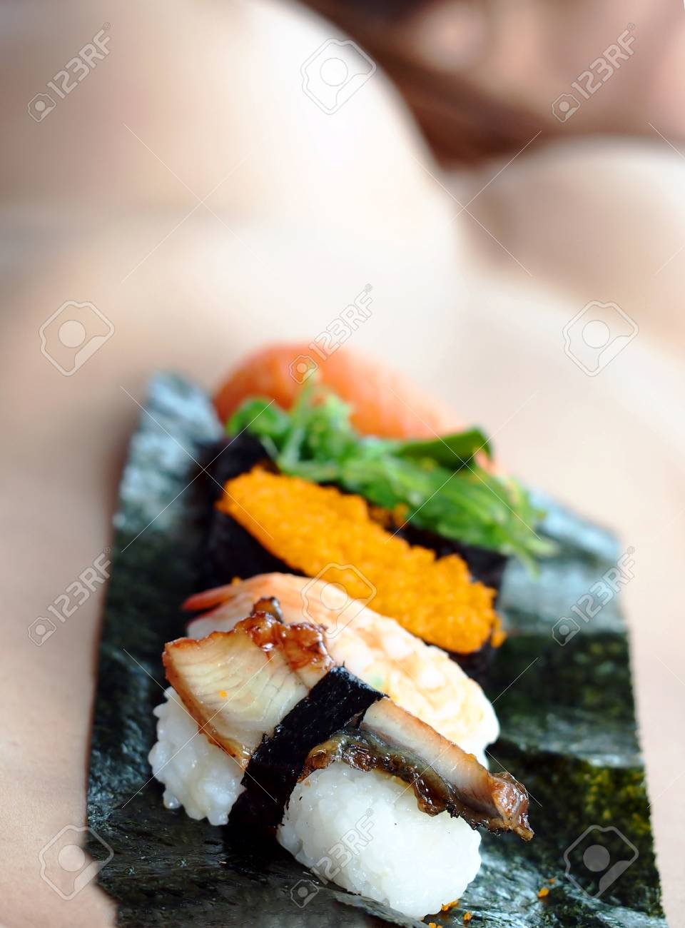 누드 스시 로열티 무료 사진, 그림, 이미지 그리고 스톡포토그래피. Image 32103270
