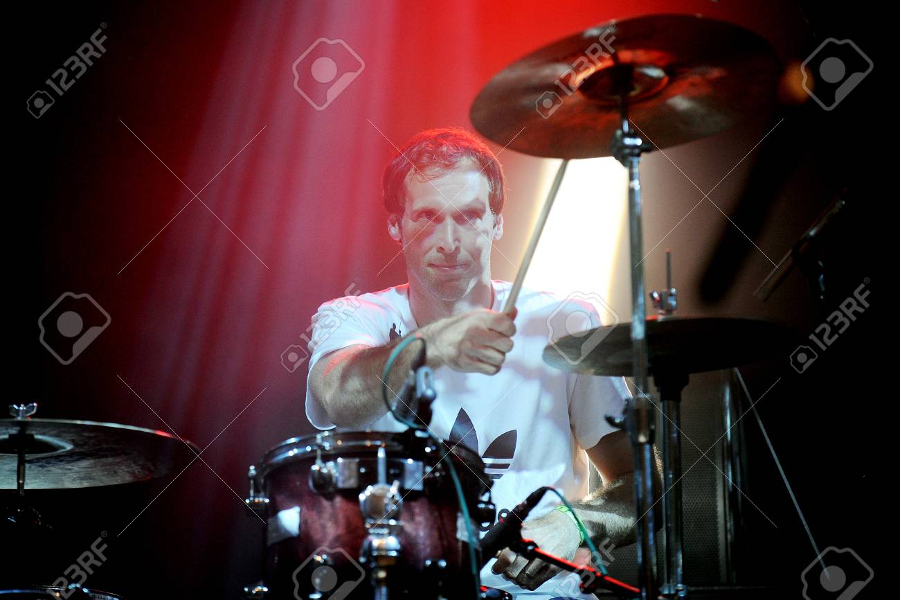 フラデツ クラーロヴェー チェコ共和国 13 年 7 月 5 日 有名なチェコ サッカー ゴールキーパー ペトルチェフ ドラムを果たしているロックの人々 フェスティバル フラデツ クラーロヴェー チェコ共和国での 13 年 7 月 5 日 の写真素材 画像素材 Image