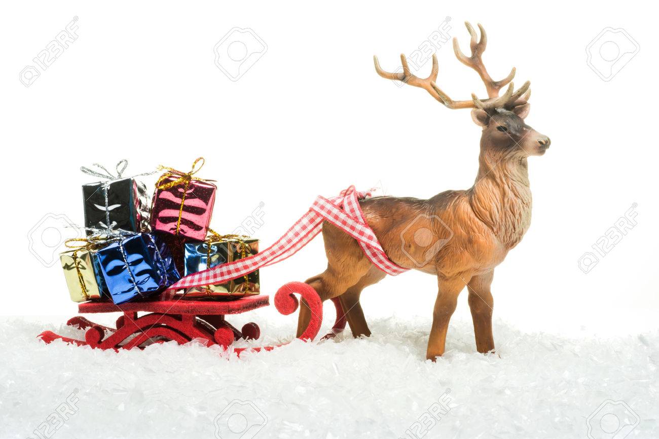 赤いクリスマス ギフト ボックスと白い背景の上のトナカイそり の写真素材 画像素材 Image