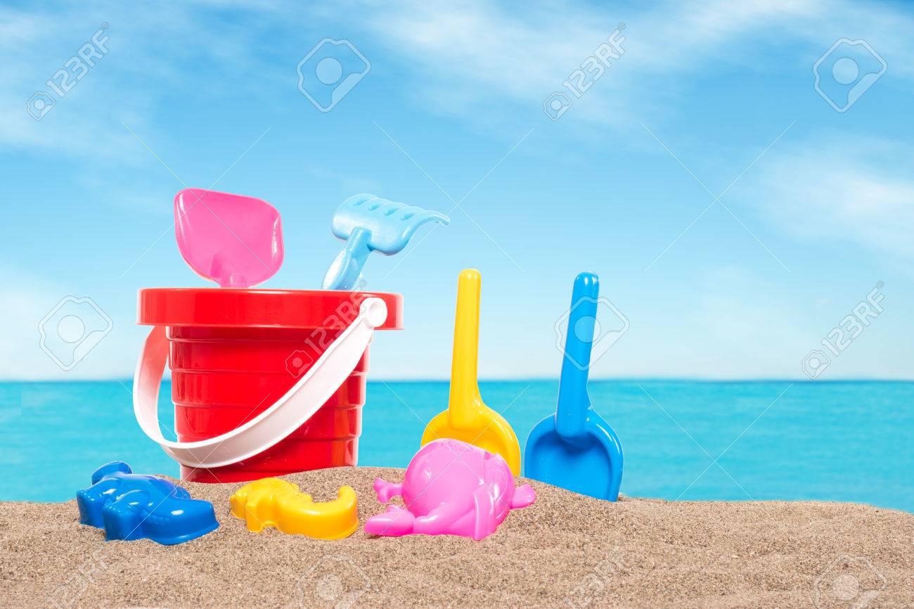 Jouets De Plage Pour Les Enfants Isolés Sur Fond Blanc Banque D'Images et  Photos Libres De Droits. Image 29601821