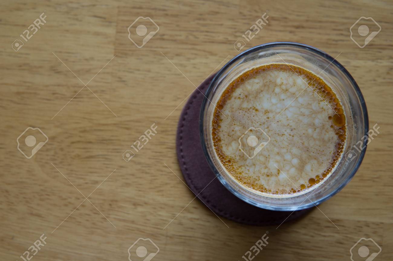 ダーティ と呼ばれるコーヒーメニューは コーヒーオイルと新鮮なミルクとエスプレッソショートショットで構成されています の写真素材 画像素材 Image