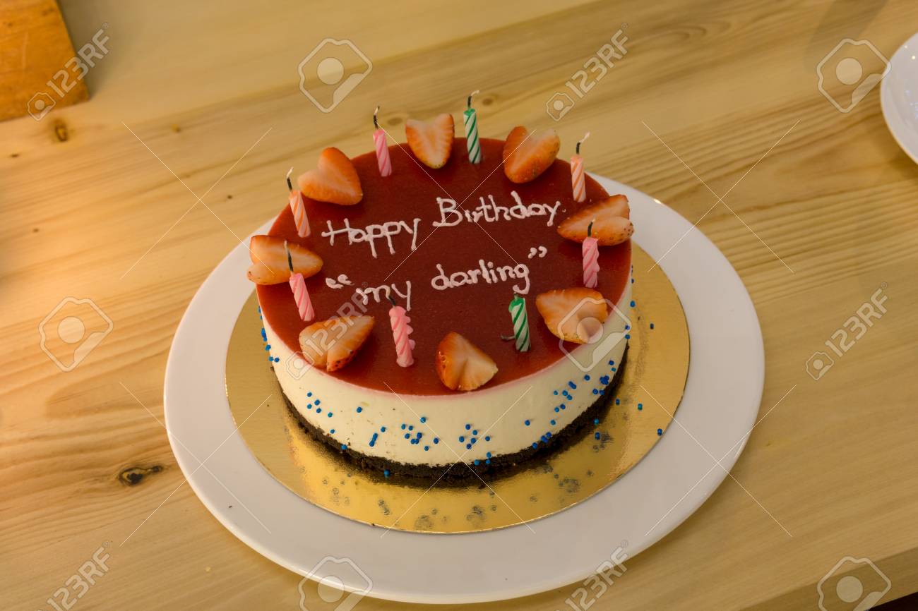 Gateau Au Fromage Aux Bleuets De Joyeux Anniversaire Pour Amoureux Ou Cheri Avec Bougie Et Texte Joyeux Anniversaire Mon Cheri A La Surface Gateau De Fete Hbd Banque D Images Et Photos Libres