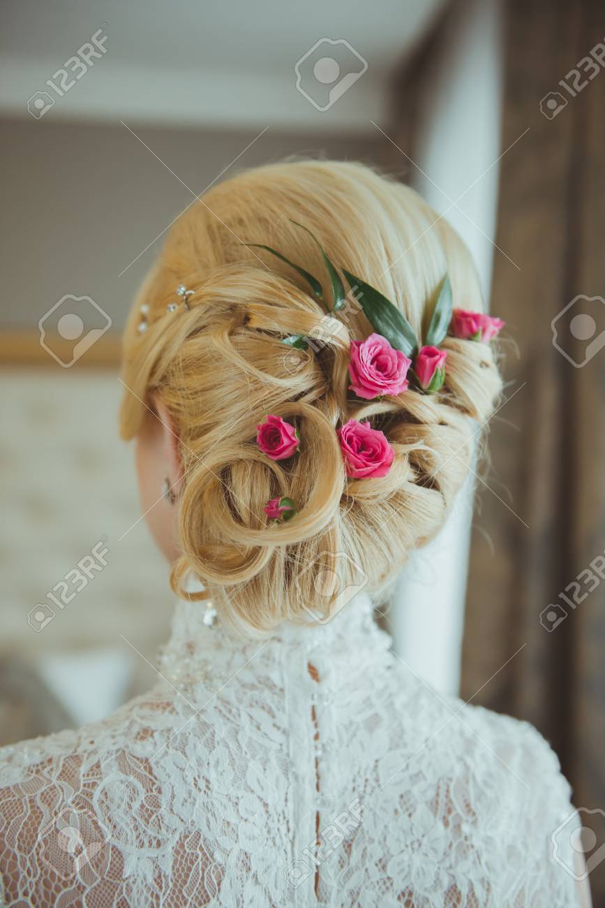 花の結婚式の花嫁のヘアスタイル の写真素材 画像素材 Image