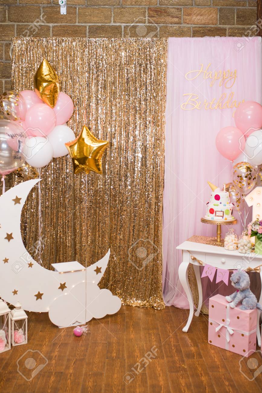 風船がたくさんある子供のフォトゾーン 1歳の女の子の誕生日パーティーのための装飾 子供の誕生日パーティーのコンセプト の写真素材 画像素材 Image