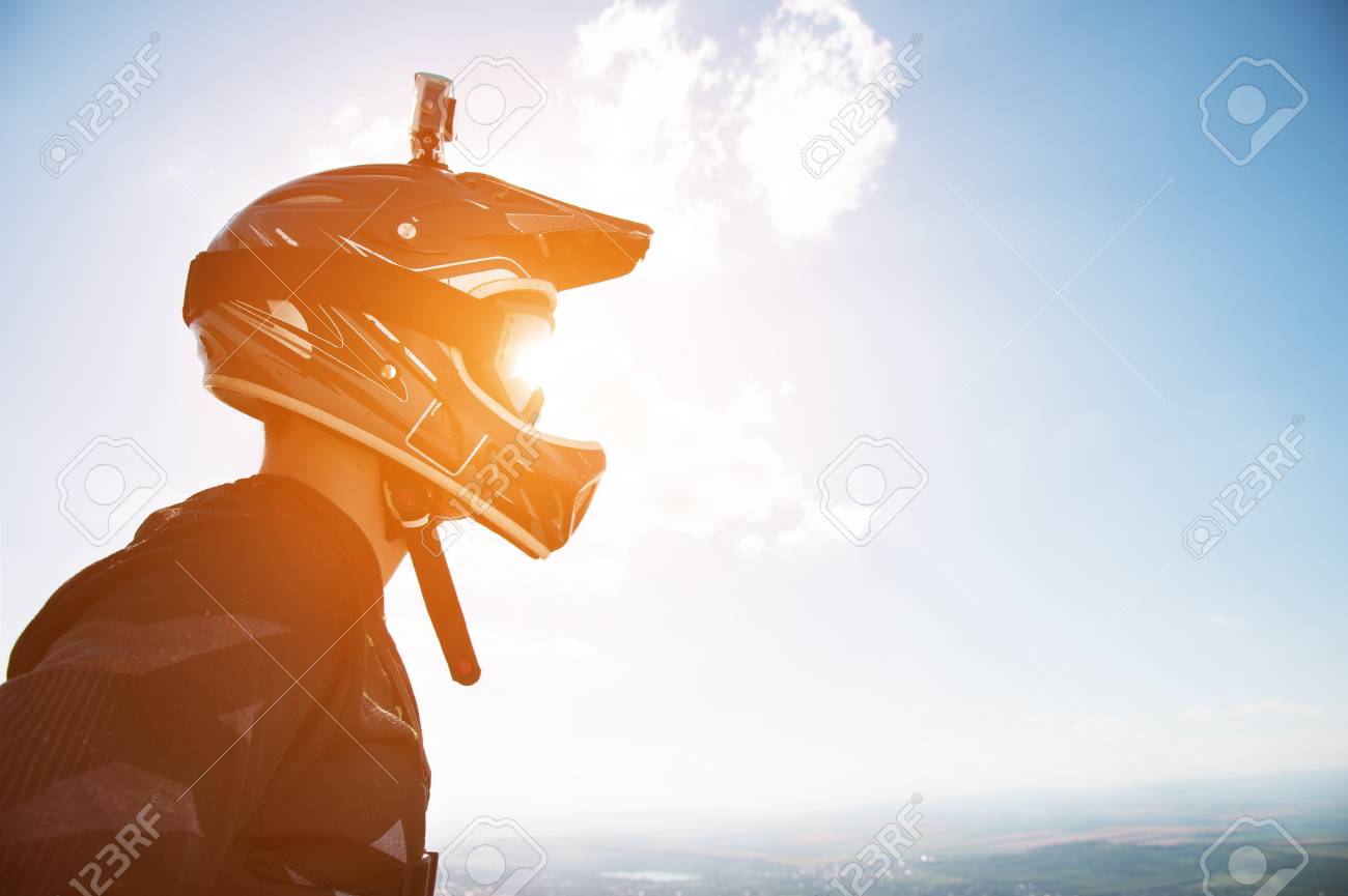 フルフェイス ヘルメットと山を背景にサングラスで自転車の肖像画 の写真素材 画像素材 Image