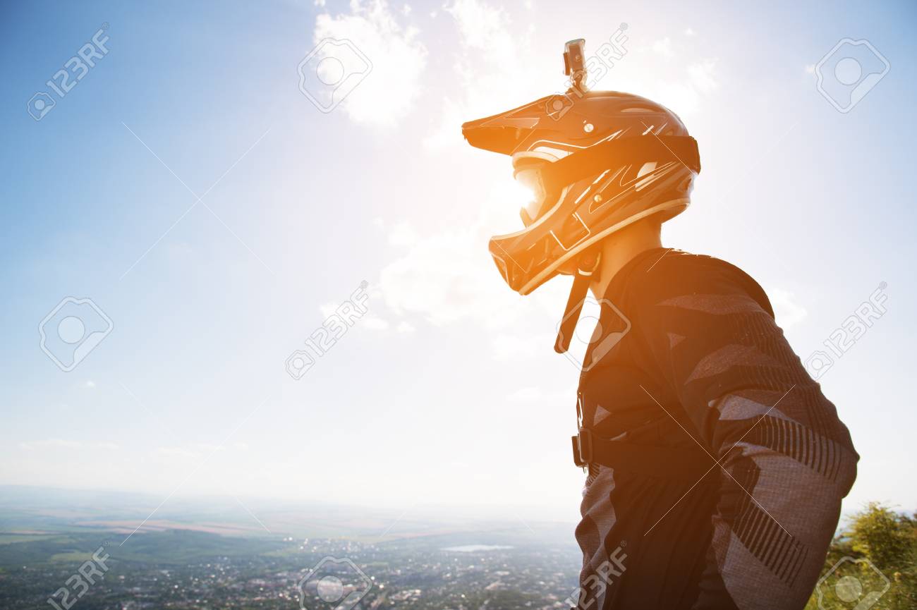 フルフェイス ヘルメットと山を背景にサングラスで自転車の肖像画 の写真素材 画像素材 Image