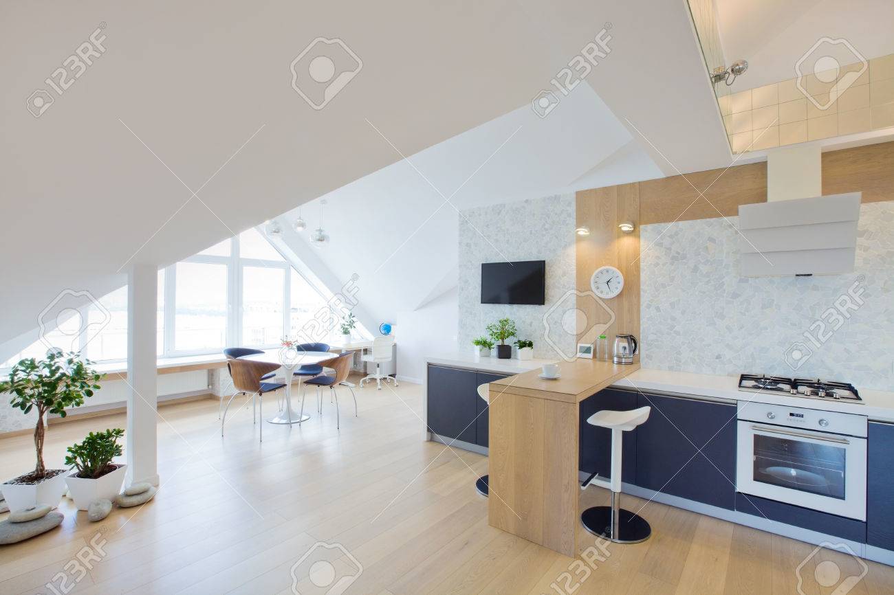 Modernes Interieur Licht Eine Große Wohnung In Mansarde Lizenzfreie ... Modernes Interieur Licht Eine Große Wohnung In Mansarde Lizenzfreie ...