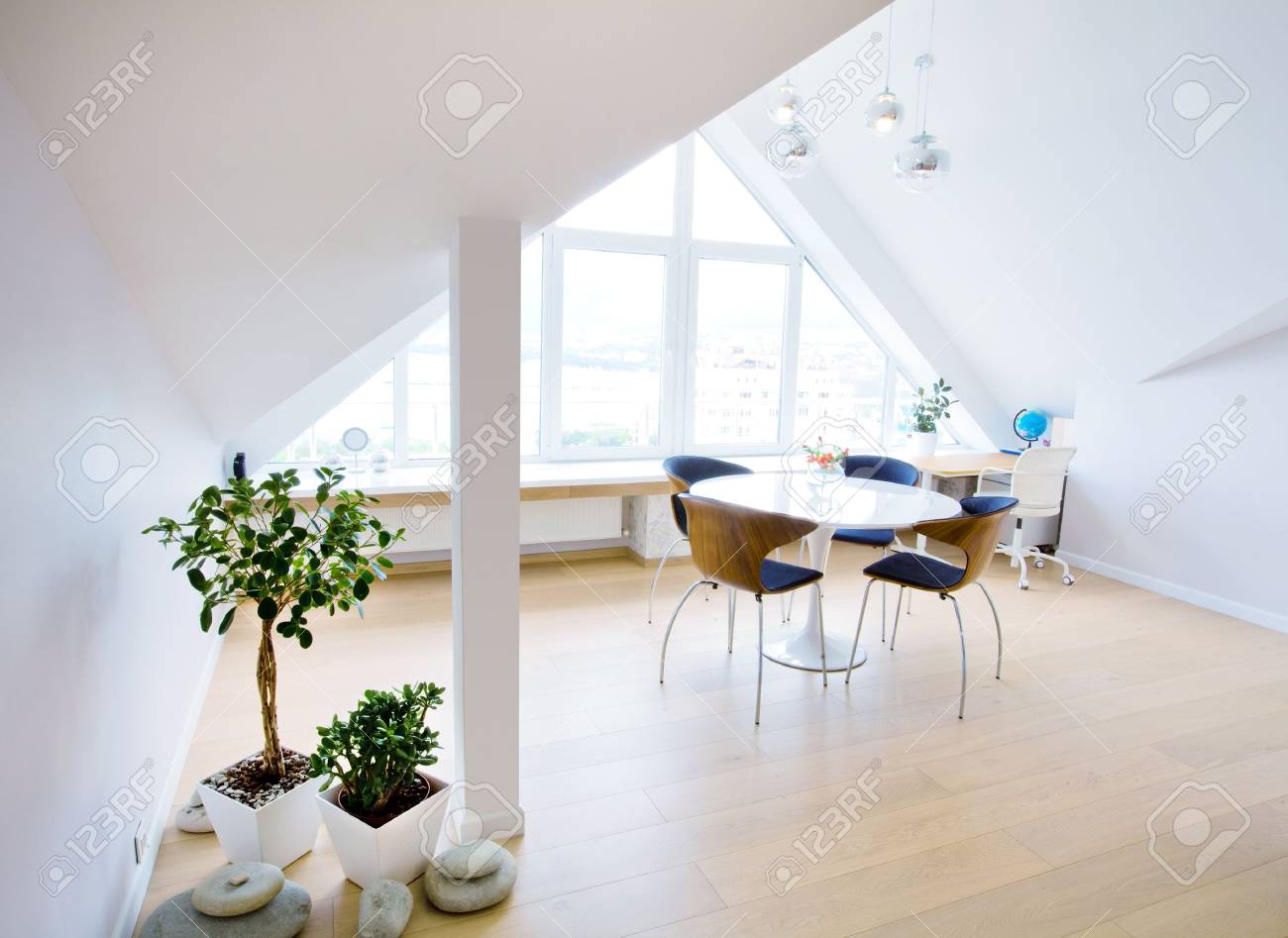 Modernes Interieur Licht Eine Große Wohnung In Mansarde Lizenzfreie ... Modernes Interieur Licht Eine Große Wohnung In Mansarde Lizenzfreie ...