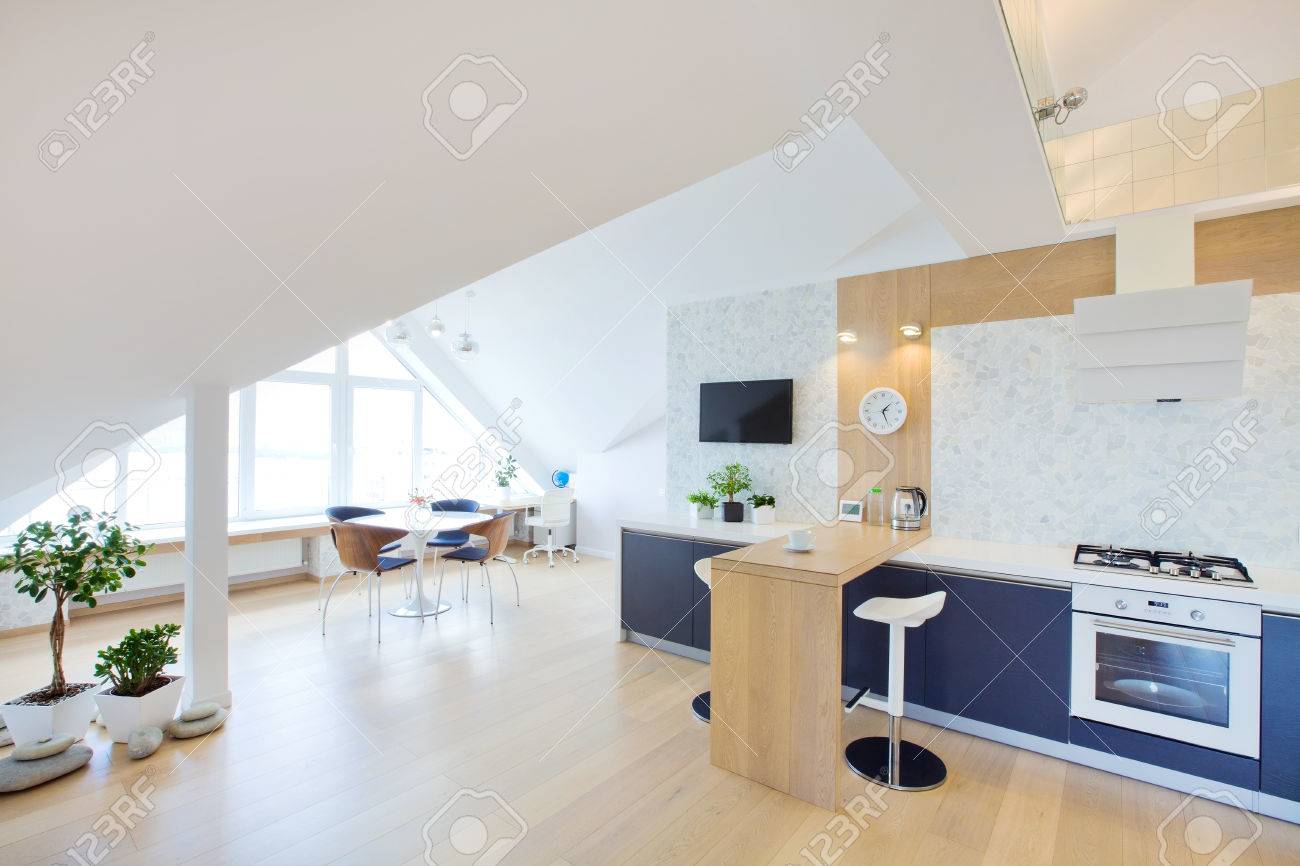 Modernes Interieur Licht Eine Große Wohnung In Mansarde Lizenzfreie ... Modernes Interieur Licht Eine Große Wohnung In Mansarde Lizenzfreie ...