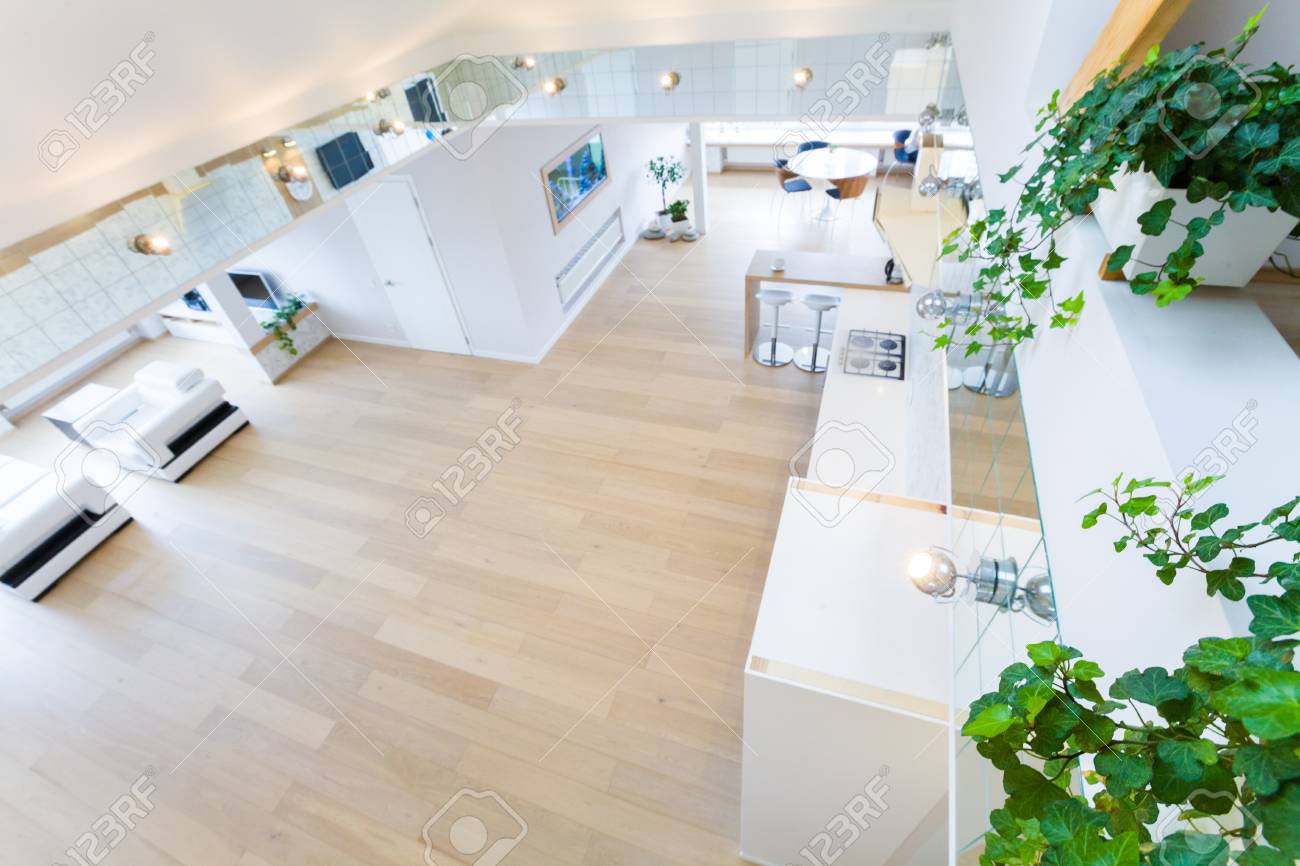 Modernes Interieur Licht Eine Große Wohnung In Mansarde Lizenzfreie ... Modernes Interieur Licht Eine Große Wohnung In Mansarde Lizenzfreie ...