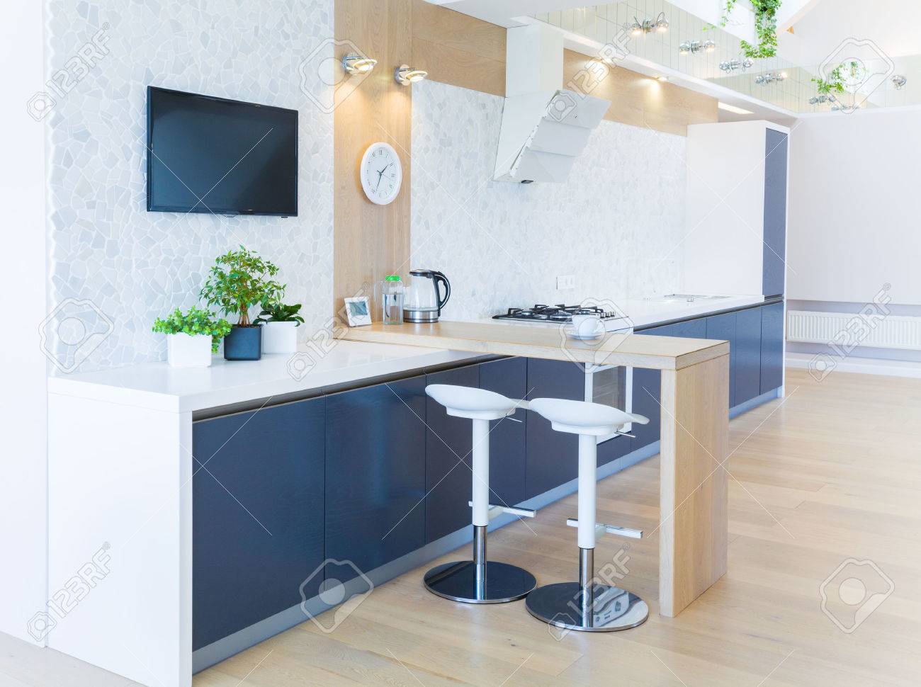 Moderne Interieur Küche In Großer Wohnung In Mansarde Lizenzfreie ... Moderne Interieur Küche In Großer Wohnung In Mansarde Lizenzfreie ...
