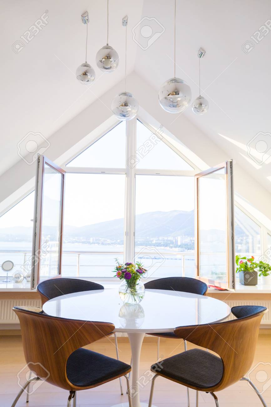 Modernes Interieur Licht Eine Große Wohnung In Mansarde Lizenzfreie ... Modernes Interieur Licht Eine Große Wohnung In Mansarde Lizenzfreie ...