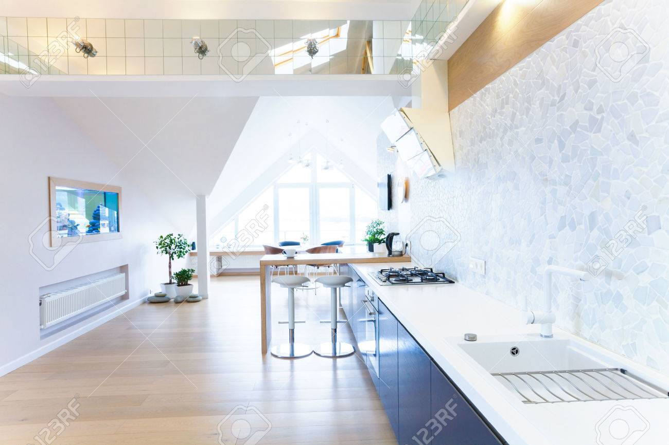 Modernes Interieur Licht Eine Große Wohnung In Mansarde Lizenzfreie ... Modernes Interieur Licht Eine Große Wohnung In Mansarde Lizenzfreie ...