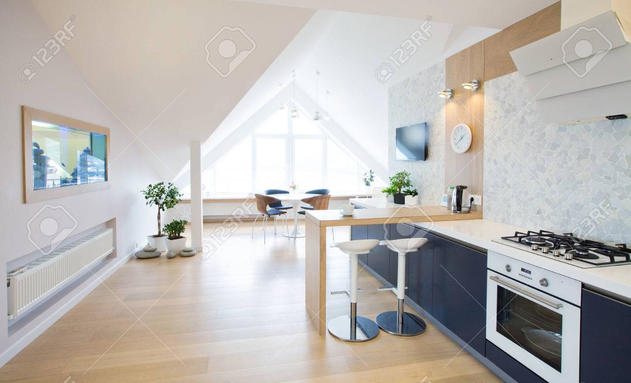 Moderne Interieur Küche In Großer Wohnung In Mansarde Lizenzfreie ... Moderne Interieur Küche In Großer Wohnung In Mansarde Lizenzfreie ...