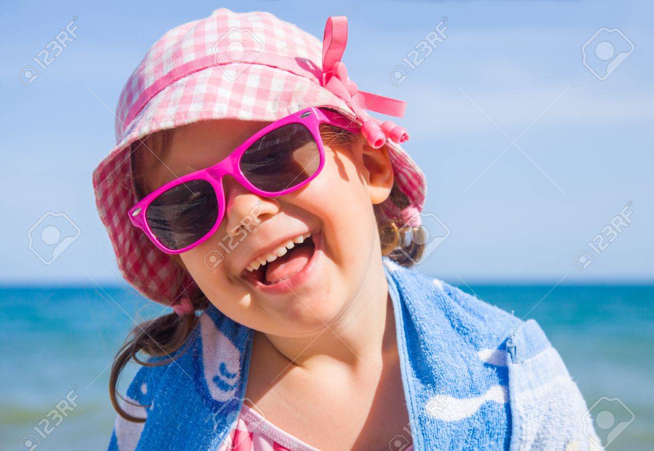Gerne Kleine Madchen Am Meer Im Sommer Lizenzfreie Fotos Bilder