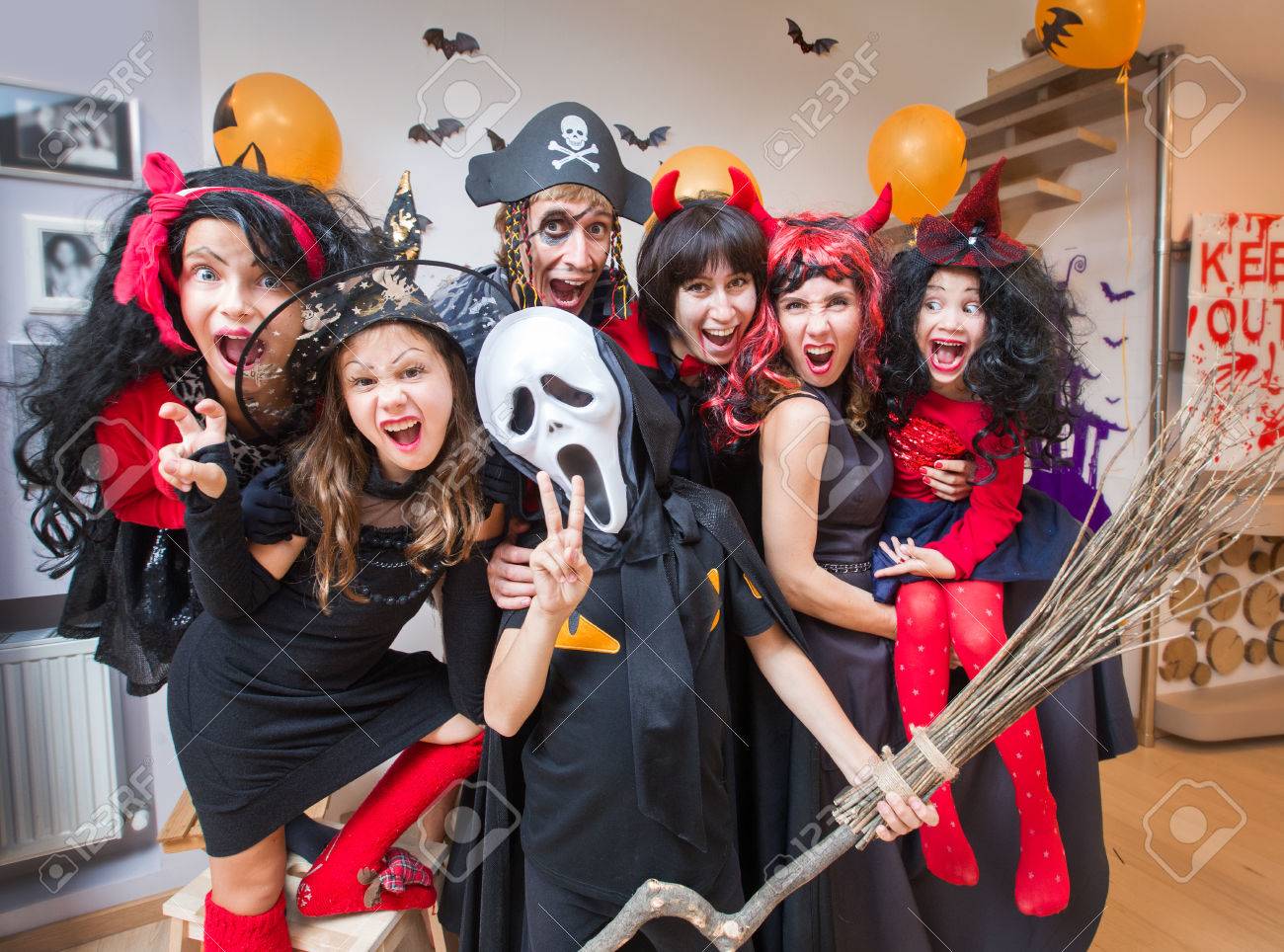 大家族の衣装でハロウィンで彼女の家で楽しくしています の写真素材 画像素材 Image