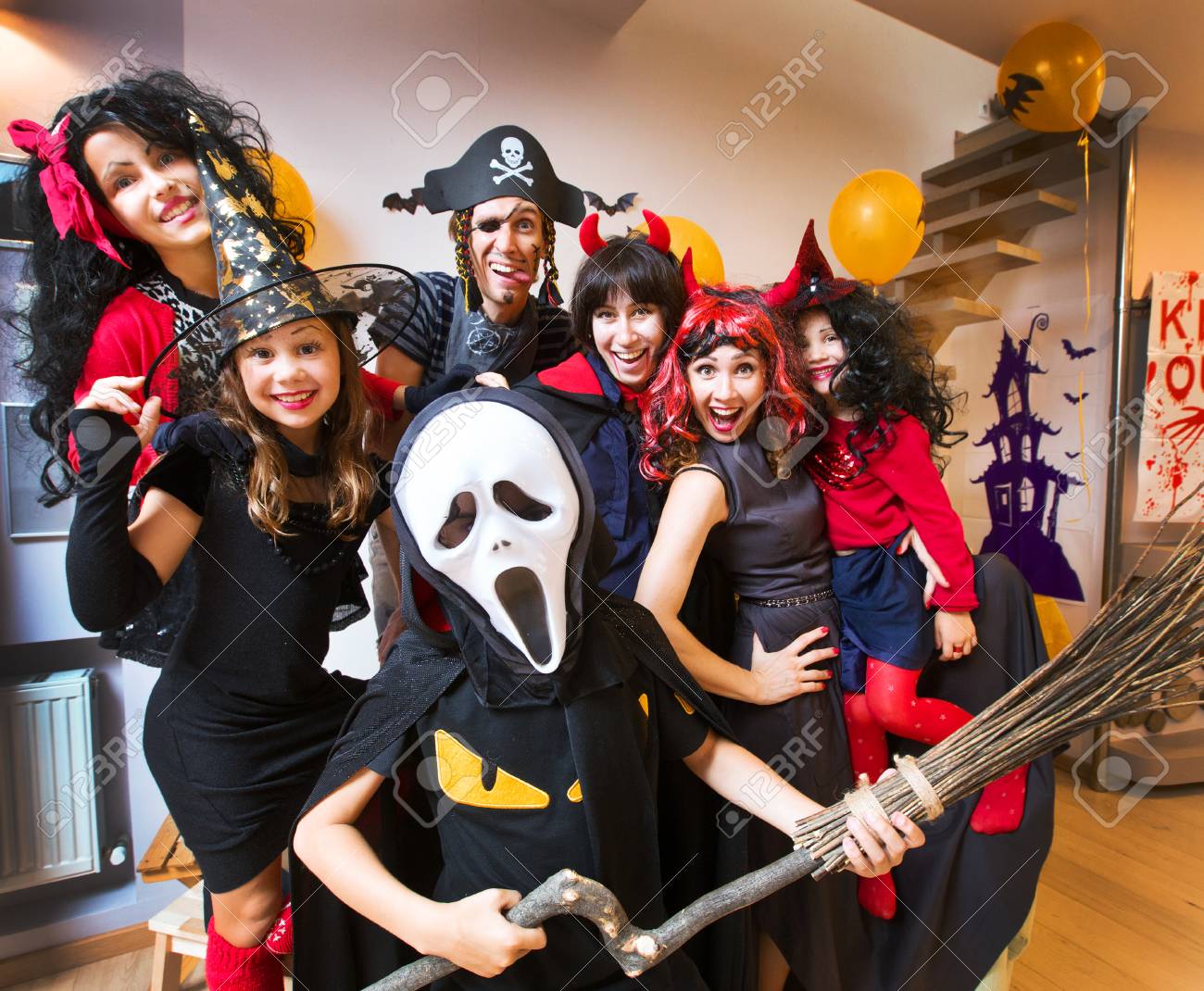 大家族の衣装でハロウィンで彼女の家で楽しくしています の写真素材 画像素材 Image