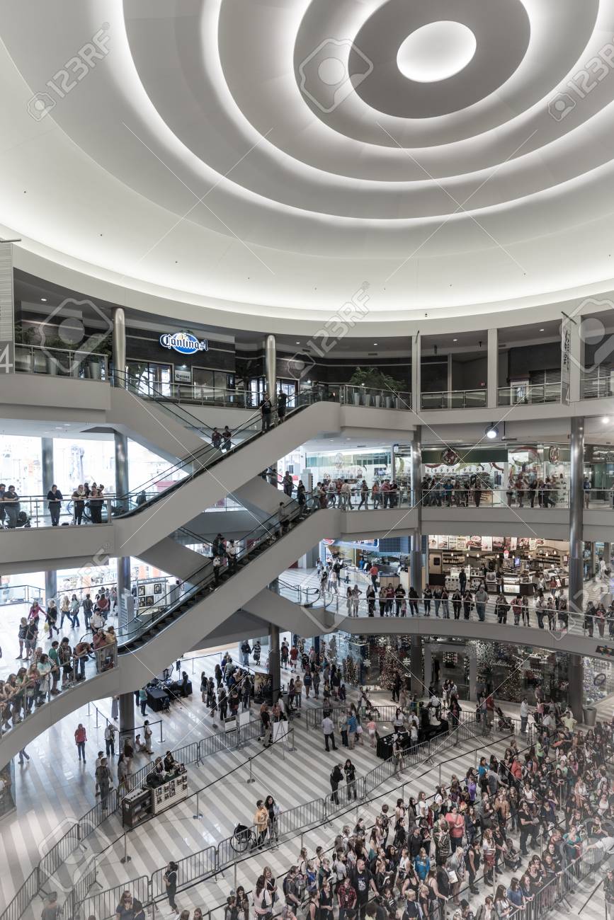 MINNEAPOLIS, MN - 18 Juillet: Intérieur De Mall Of America Lors D ... MINNEAPOLIS, MN - 18 Juillet: Intérieur De Mall Of America Lors D ...