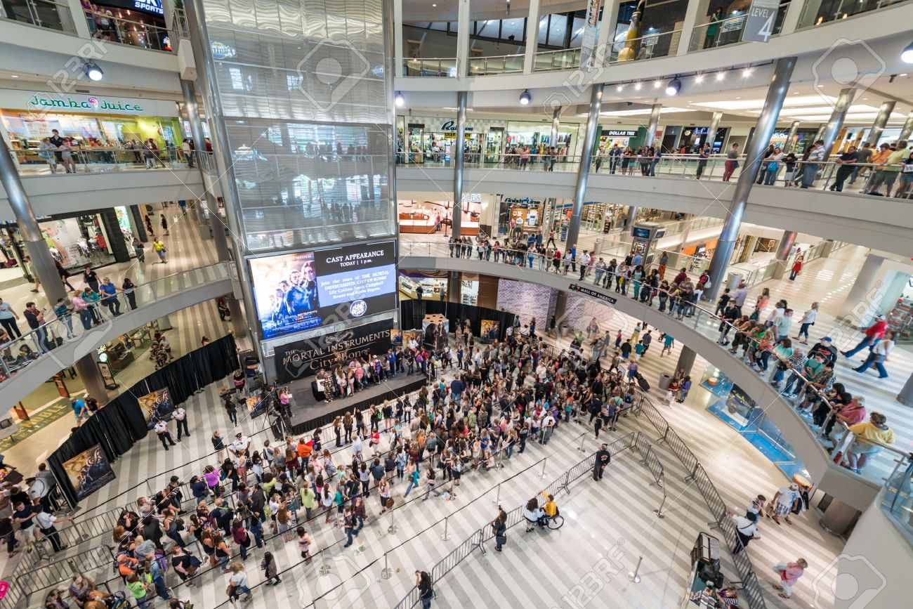 MINNEAPOLIS, MN - 18 Juillet: Intérieur De Mall Of America Lors D ... MINNEAPOLIS, MN - 18 Juillet: Intérieur De Mall Of America Lors D ...