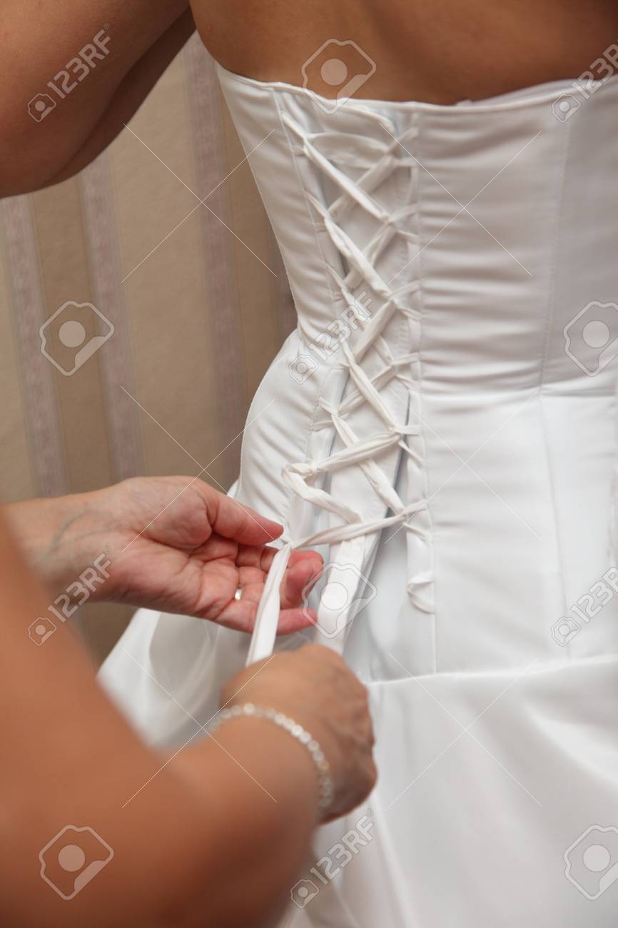 花嫁のドレスをひもで縛る の写真素材 画像素材 Image