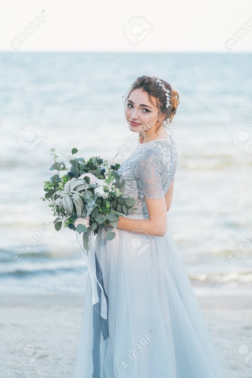 海沿いのウェディング ブーケに豪華な花嫁 の写真素材 画像素材 Image