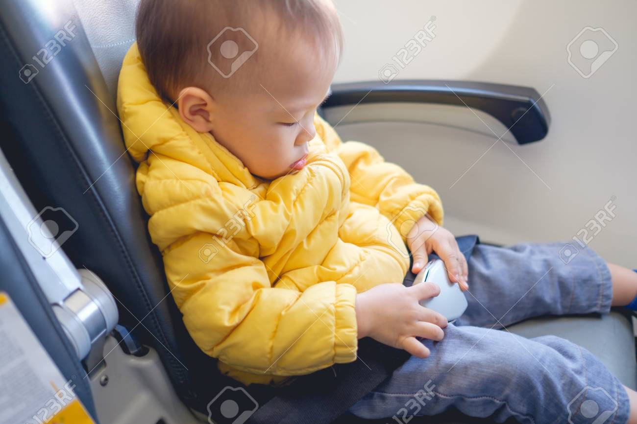 Pequeño Bebé Asiático Lindo De 20 Meses / 1 Año De Bebé, Niño, Niño, Usar, Y, Abrocharse, Los Cinturones De Mientras Está Sentado En El Asiento Del Avión. Medidas De