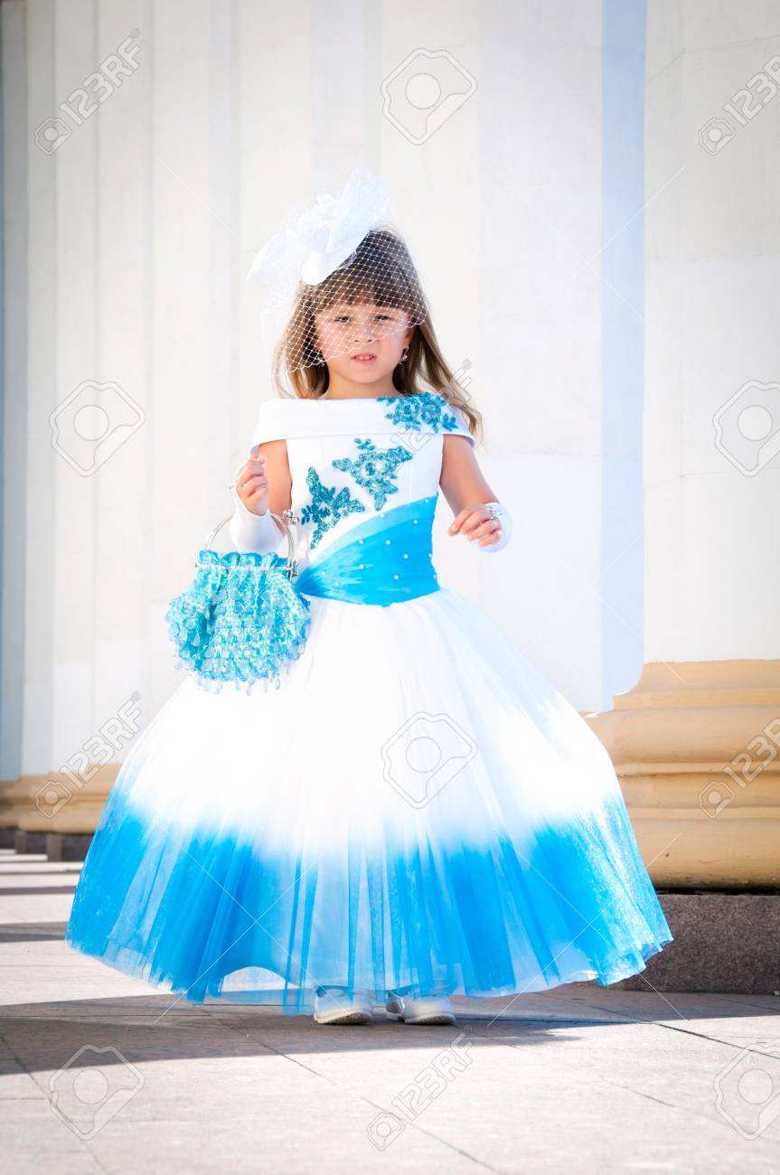 Pequena Novia Una Chica En Un Vestido De Novia Blanco Y Exuberante Azul Y Un Sombrero Con Una Red Fotos Retratos Imagenes Y Fotografia De Archivo Libres De Derecho Image 18230065