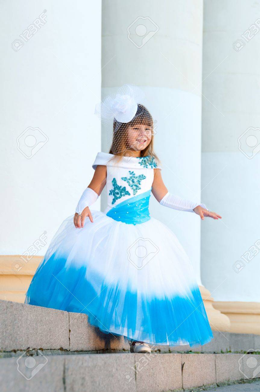 Pequena Novia Una Chica En Un Vestido De Novia Blanco Y Exuberante Azul Y Un Sombrero Con Una Red Fotos Retratos Imagenes Y Fotografia De Archivo Libres De Derecho Image 18230067