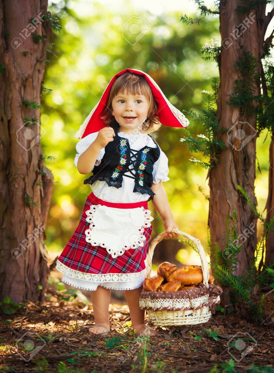 작은 빨간 승마 후드 숲에서 바구니에 파이를 운반 로열티 무료 사진, 그림, 이미지 그리고 스톡포토그래피. Image 85011025