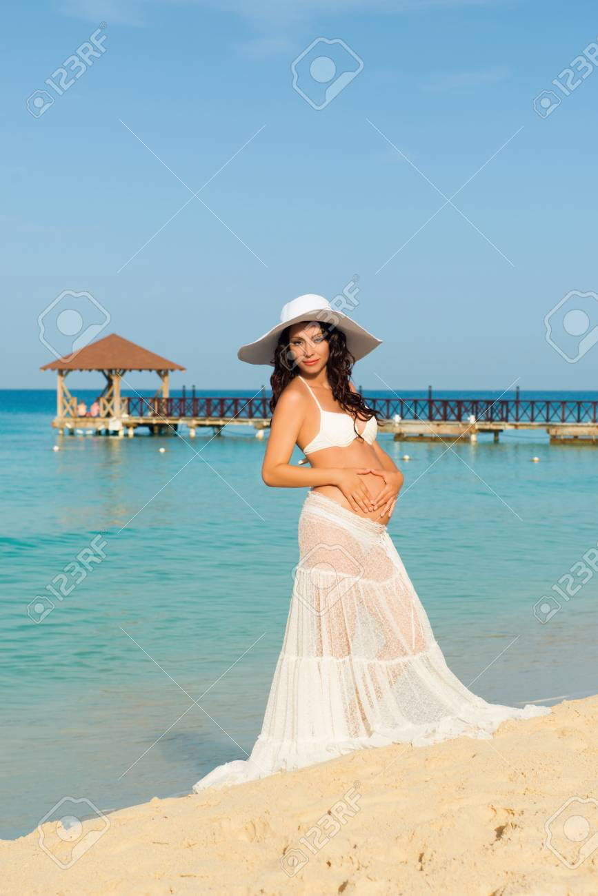 Belle Femme Enceinte Sur Une Plage De Sable étreignant Son Ventre République Dominicaine La Mer Des Caraïbes