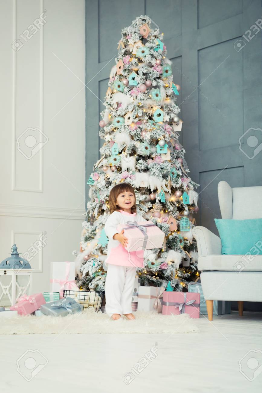 Albero Di Natale X Bambini.Immagini Stock Delizia Per Bambini La Piccola Bimba Di Due Anni E Felice Vicino All Albero Di Natale Il Nuovo Anno E Presto Image 91660168