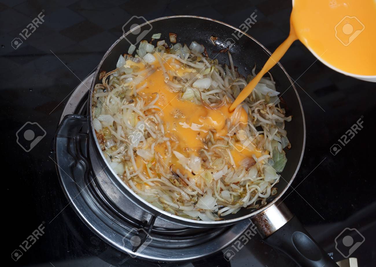 卵焼き もやしと玉ねぎ フライパン フライパンに注ぐ卵のオムレツ の写真素材 画像素材 Image