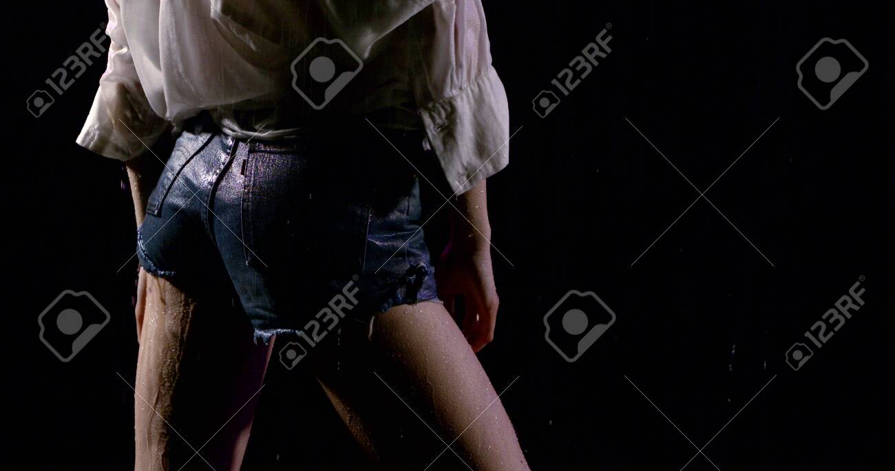 腰と後ろから若い女性のクローズアップビュー、彼女は濡れたジーンズのショートパンツに身を包んでの写真素材・画像素材 Image 129410815