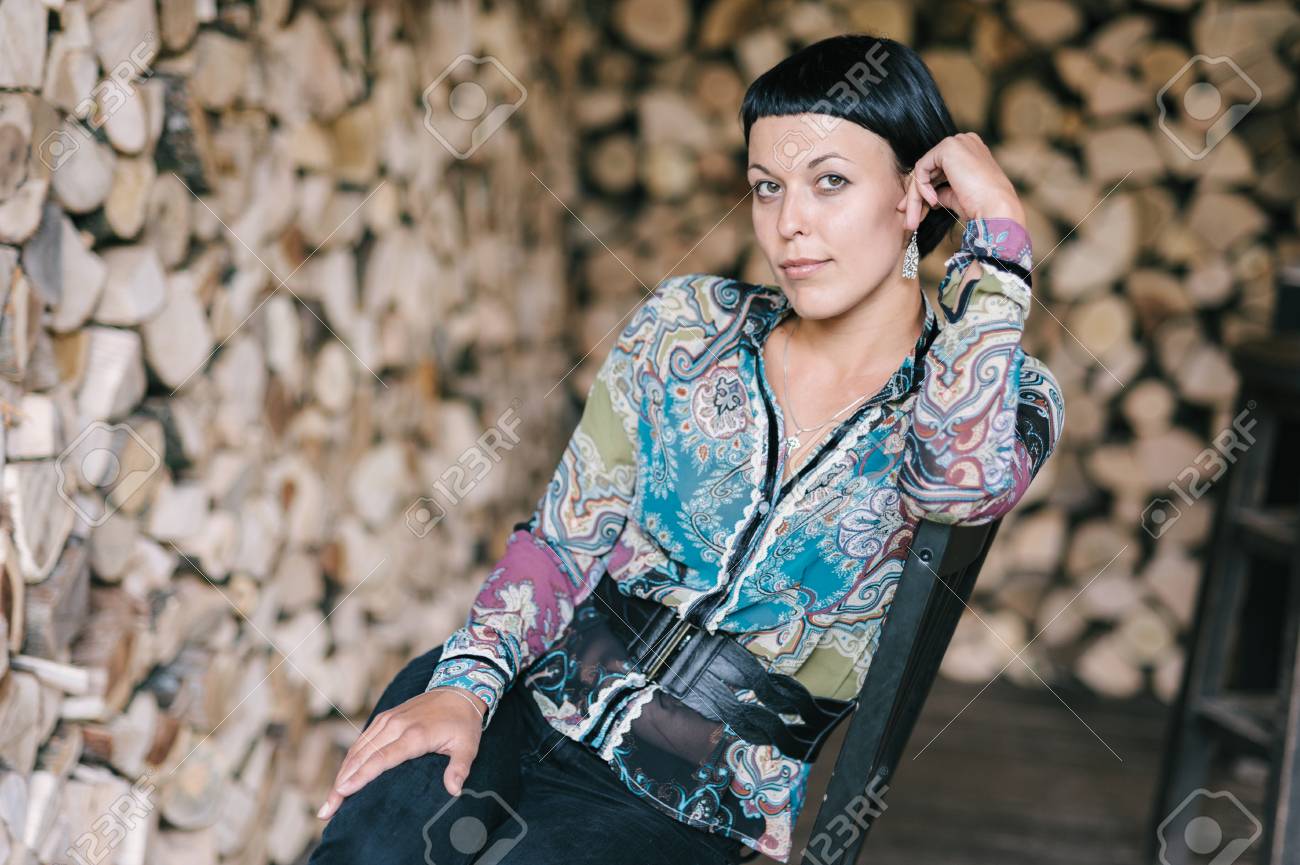 Belle Femme Brune Porte Un Chemisier Elegant Et Un Jean Fonce