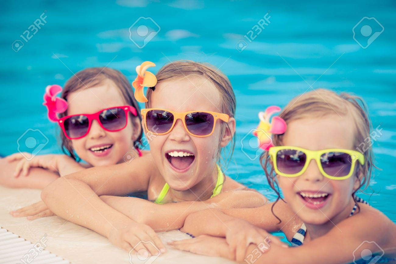 Glückliche Kinder Im Pool. Lustige Kinder Spielen Im Freien. Ferien ... Glückliche Kinder Im Pool. Lustige Kinder Spielen Im Freien. Ferien ...