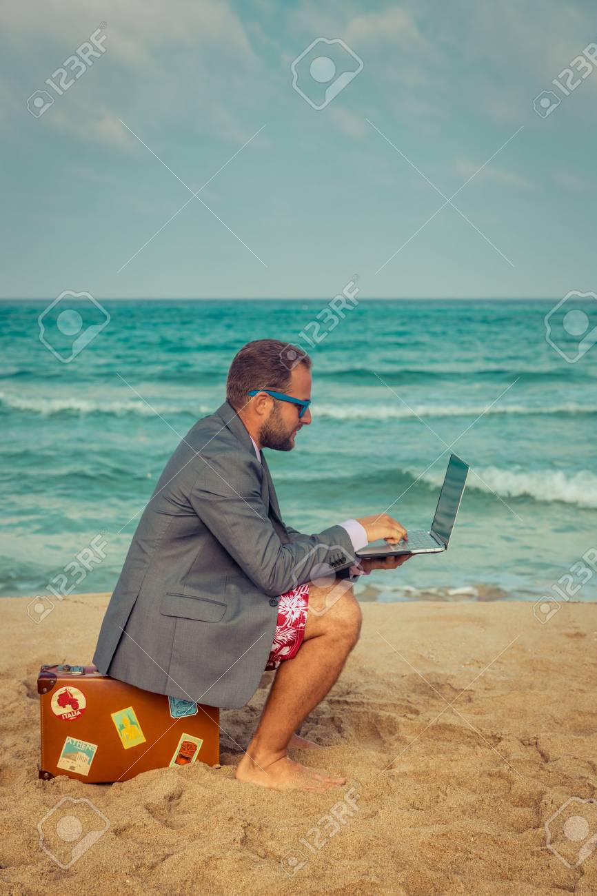 ビーチで面白い実業家の肖像画 男は 海で楽しんで 夏休み 旅行のコンセプト の写真素材 画像素材 Image