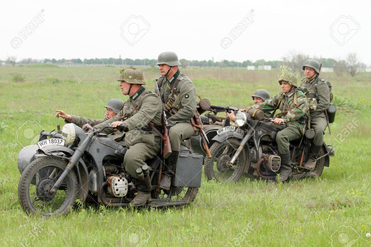 Odessa Ukraine 8 Mai 2011 Deutsch Soldaten Des 2 Weltkrieges Im Kampf Militargeschichte Club Historisches Militar Reenacting Demonstration Fur Den Offentlichen Historischen Reconstrucrion Eines Der Kampfe Zwischen Sowjetischen Und Deutschen