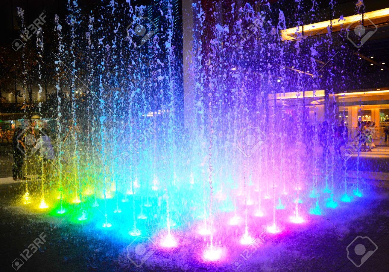夜にカラフルなイルミネーションと噴水 の写真素材 画像素材 Image