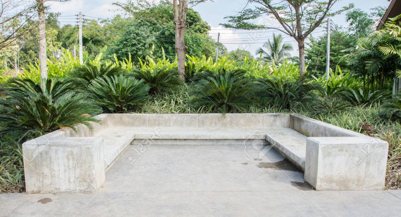 Moderne beton bank im garten lizenzfreie bilder 34822563