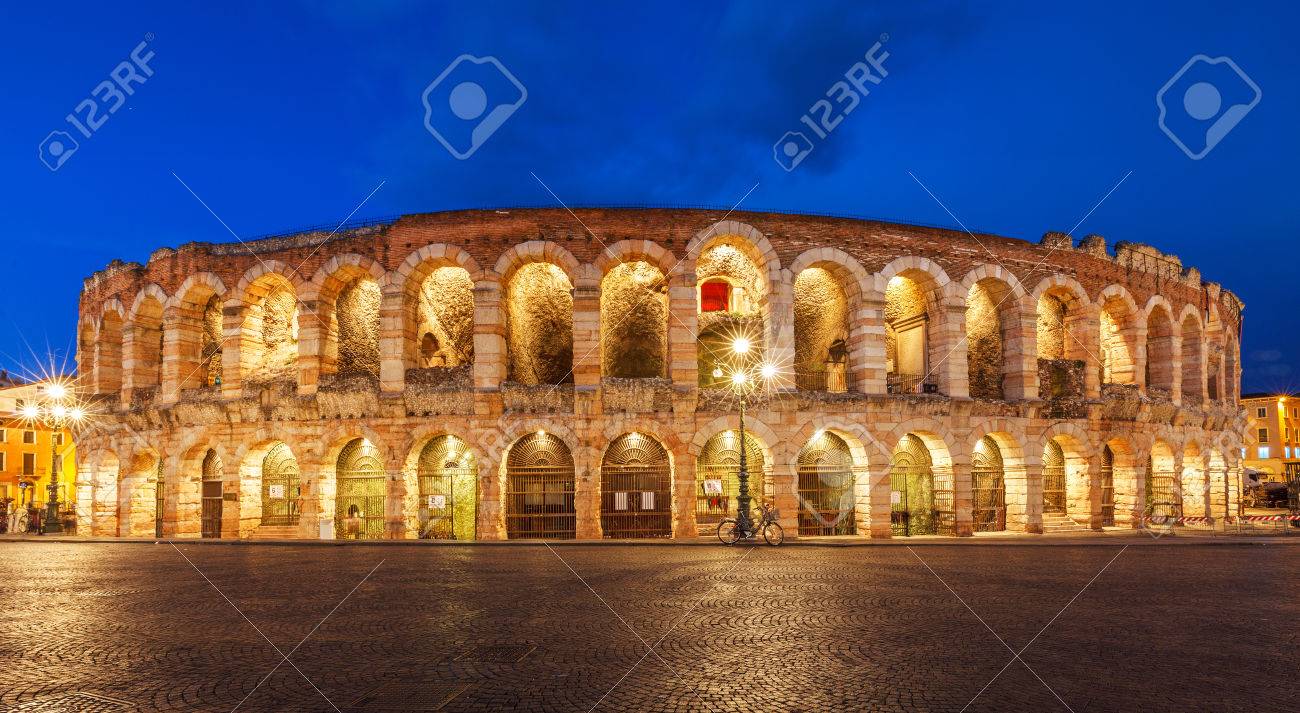 古代の円形劇場アレーナ ディ ヴェローナ夜間照明と青い夕空のコロシアムのようなイタリアの の写真素材 画像素材 Image